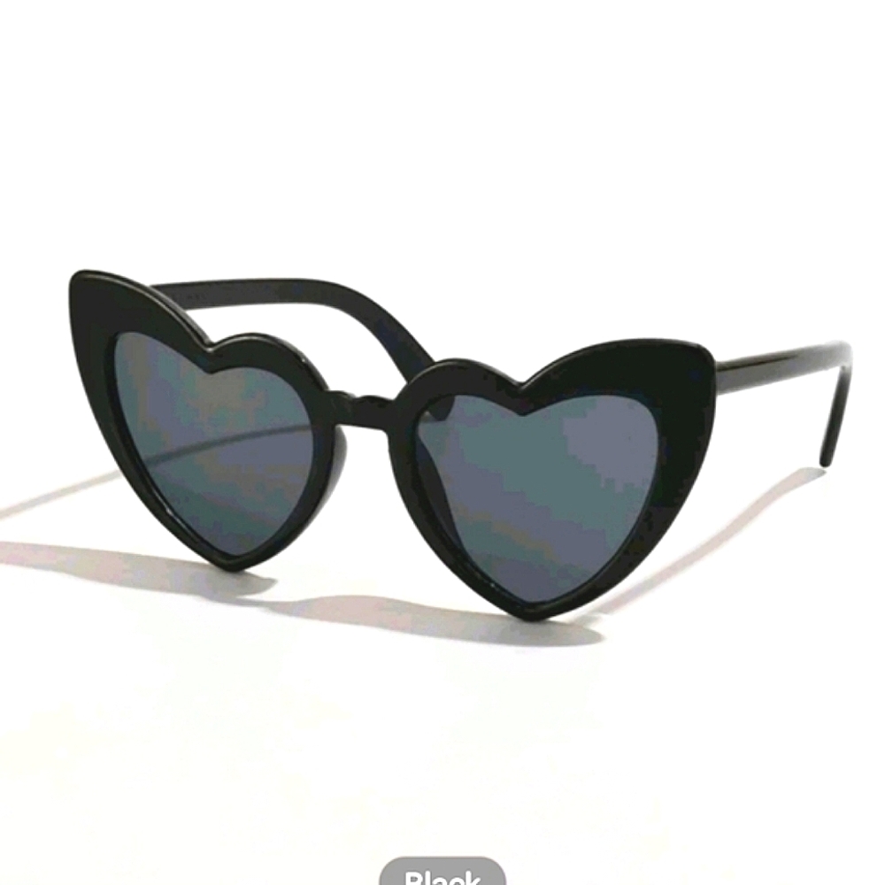 NEW Women's Black Heart Fashion Sunglasses